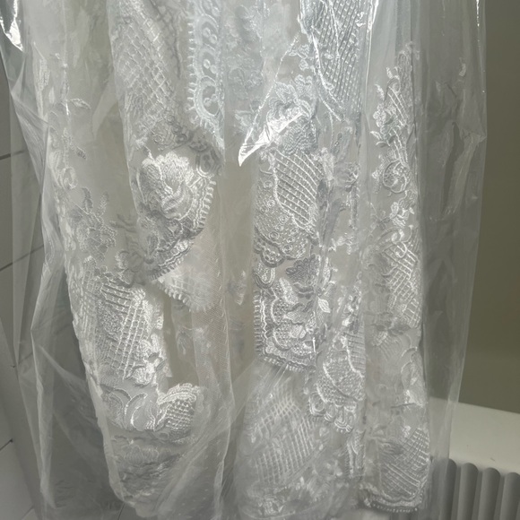 Wedding Dress Size 2 Ivory Lace Form Fitting Dress brides dress bridal bride - Picture 13 of 13